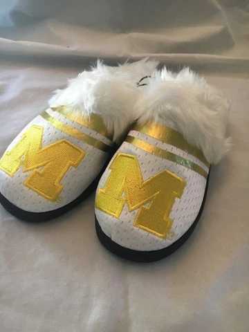 Michigan Wolverines NEW Womens Small Fuzzy Slippers . NCAA College Gift Fan Warm Cover