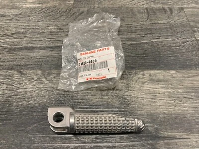 Reposapiés delantero derecho Kawasaki EX650 650 ZX6R ZX636 Ninja OEM estribo peldaño Foto 1 de 4