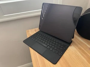 256GB iPad Pro 12.9" 4th Gen Wi-Fi only w/ Magic Keyboard and Pencil perfect con - Picture 1 of 8