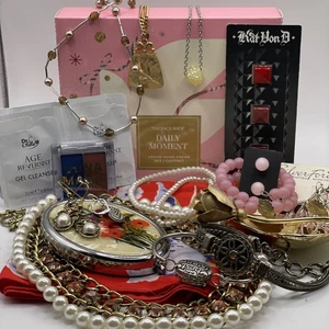Lotto Beauty Bundle Vintage Gioielli Trucco Lozione Trinket Piatto Rosa Strass Oro - Foto 1 di 10