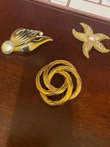 3 Vintage Broschen, Kreis Anstecknadel ist Monet Sie können eine oder alle kaufen. - Bild 1 von 4