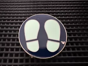 Disney Pin: WDW Hidden Mickey 2007 Footprint Series 2 Mickey's Feet - Picture 1 of 3