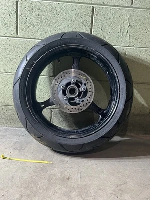 Rueda trasera Suzuki GSXR600 2006 a 2007 con neumático excelente estado Foto 1 de 2