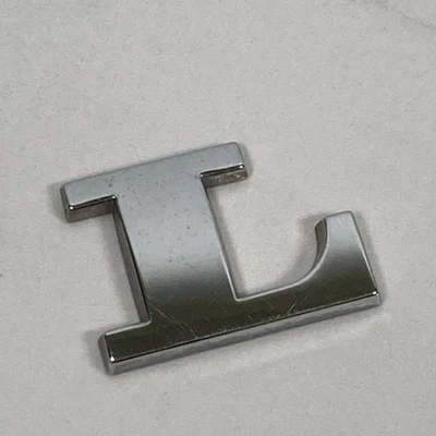 Volvo S60 2.4T 2001-2009 emblema insignia logotipo letra 'L' maletero trasero B3933 cromo Foto 1 de 4