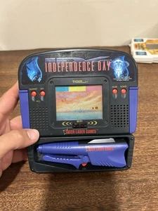 Independence Day Tiger Handheld Game Complete w Gun 1996 Portable Tested Works - Picture 1 of 4