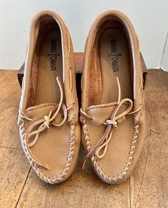 MINNETONKA Brown Leather Mocassin Shoes SOFT SOLE Slippers Women’s Size 9.5 - Picture 1 of 7