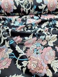 Tela brocado floral rosa lavanda vendida por yarda tapicería de fondo negro - Imagen 1 de 8