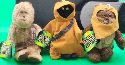 1997 Kenner Star Wars Buddies Wicket The Ewok, Jawa & Chewbacca Beanie Plush - Imagem 1 de 4