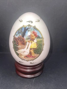 Figura de huevo rosa Danbury Mint & MJ Hummel "Goose Girl" con soporte de madera 1993 - Imagen 1 de 5