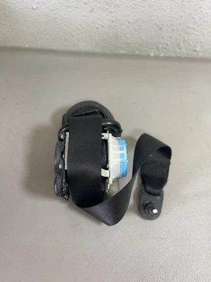 15 16 17 MERCEDES GLA250: Retractor cinturón seguridad conductor delantero izquierdo: negro 111A Foto 1 de 4