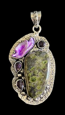 Colgante inusual modernista artístico enchapado en plata de ley rubí en perlas de zoisita Foto 1 de 4