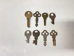 Vintage 1930's-1960's Original Lot of 8 Metal Keys - Picture 1 of 3