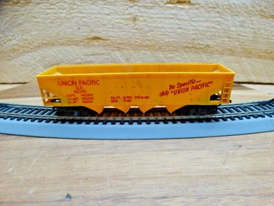 TYCO HO Scale 42' Weighted Union Pacific UP 62040 Quad Hopper - Image 1 of 4