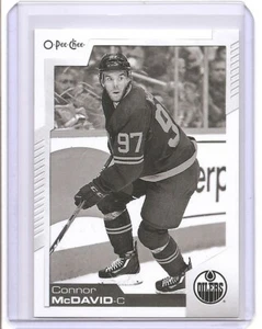 Tarjeta insertada O-Pee-Chee Connor McDavid 2020-21 blanco y negro #32 Edmonton Oilers - Imagen 1 de 2