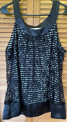 JONATHAN MARTIN, TOP MUJER L SIN MANGAS ENCAJE NEGRO CORTE COMPLETO, USADO EN EXCELENTE ESTADO Foto 1 de 4