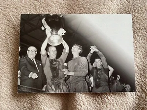 BOBBY CHARLTON (FOOTBALLER) UNSIGNED PUBLICITY CARD 6x4” - Picture 1 of 2