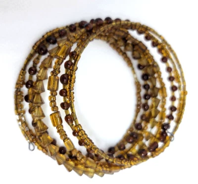 Pulseira envoltório de contas cor âmbar tamanhos variados e formas de contas - Imagem 1 de 4