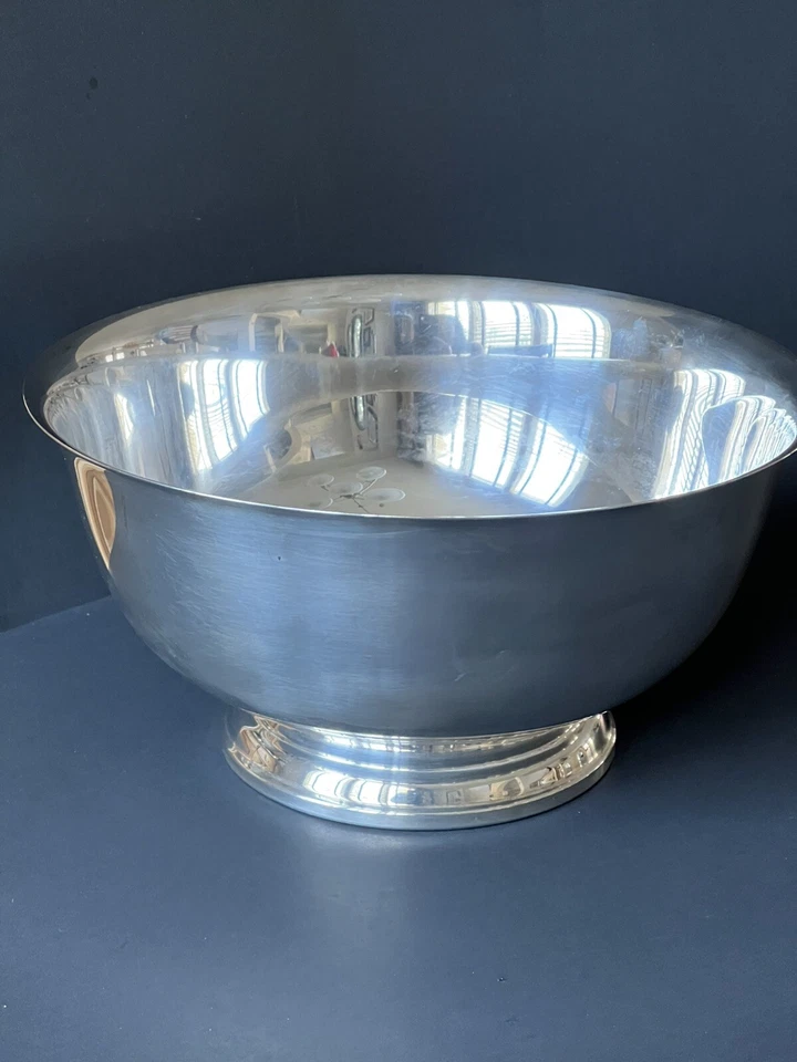 Vintage. WM Rogers Paul Revere Reproducción 9"" cuenco con patas plateado. Foto 1 de 4