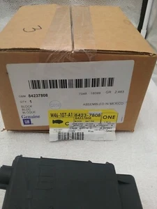 NUEVA Cubierta de Terminal de Batería Caja de Fusibles GM - Parte GM #84237808 Genuina - Imagen 1 de 2