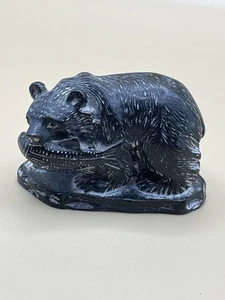 Orso in pietra ollare intagliato a mano con pesce salmone scultura statuina fauna selvatica all'aperto - Foto 1 di 10