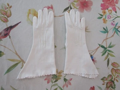 Vintage New NOS Dead Stock White Cotton Gauntlet Scalloped 11" Gloves--- Size 7 - Image 1 of 3