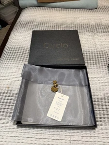 Bufanda de seda Ovcio bolsa vacía y caja  - Imagen 1 de 5