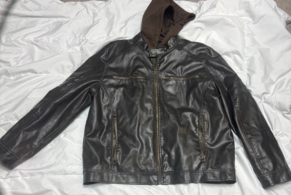 Chaqueta de cuero marrón oscuro con capucha Guess para hombre talla grande Foto 1 de 4