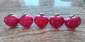 Ferramenta Restauro RARO LOTTO di CINQUE cuori rossi crepitii vetro ornamenti SPEDIZIONE GRATUITA - Foto 1 di 1