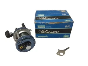 CARRETE DE PESCA VINTAGE DAIWA MILLIONAIRE 4H BUEN ESTADO AZUL (EPJ031391) - Imagen 1 de 9