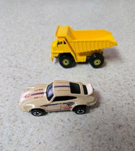 Vintage 70er Jahre Hot Wheels 1974 Porsche & 1979 gelber Muldenkipper - Bild 1 von 5