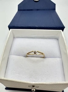 Anello Vintage Oro Giallo Massiccio 10k Diamante TG 5,5 Delicato Vendita Immobiliare Minimalista Leggi - Foto 1 di 16