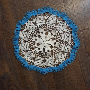 Mesa tapiz de colección pañuelo ganchillo redondo blanco con borde azul 13" - Imagen 1 de 3