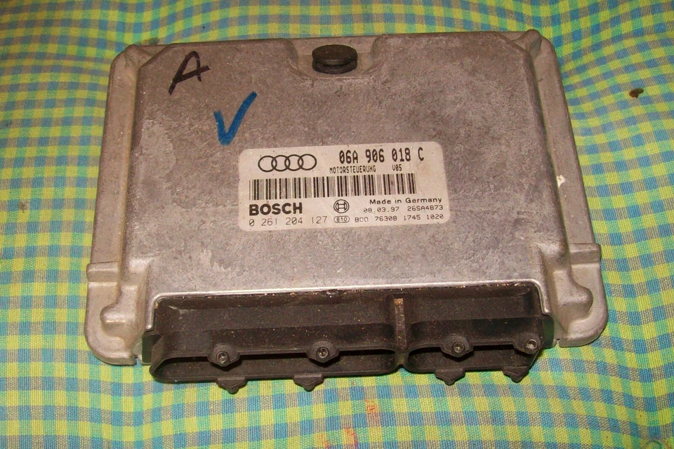 Centralina motore Audi A3 (8L) 1.8 20V AGN 06A906018C 0261204127 08.03.97 - Immagine 1 di 1