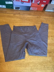 Lululemon dunkelgraue Capri-Leggings Größe 6 gebraucht, in einwandfreiem Zustand - Bild 1 von 5