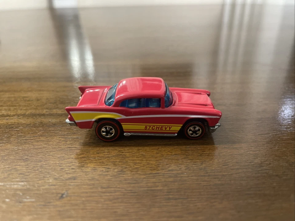 复古 1975 风火轮 Redline '57 雪佛兰红色中国罕见蓝色色调黄色贴花 — 第 1/4 张图片