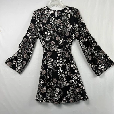 Vestido Maurices para mujer talla pequeña negro floral forrado mangas acampanadas lazo trasero Foto 1 de 4