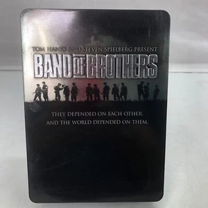 BAND OF BROTHERS DVD 6 DISC SET IN TIN BOX COLLECTION STEELBOOK WWII PREOWNED - Imagen 1 de 10