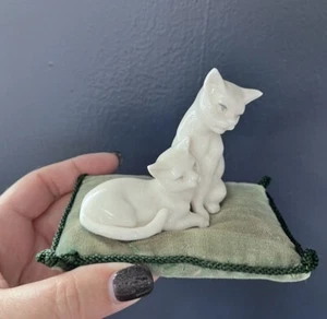 Cojín Lenwile Ardalt Pin Porcelana Blanca Gatos sobre Almohada Terciopelo Verde Siamés - Imagen 1 de 5