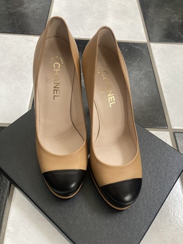 Nuove con scatola décolleté 100% autentiche Chanel 13B nero punta beige pelle plateau logo CC taglia 39