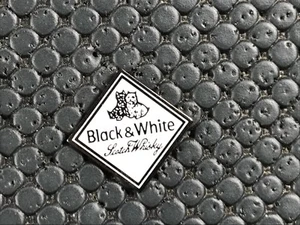  PINS PIN BADGE ALCOOL ALCOHOL  WHISKY WHISKEY BLACK ET WHITE - Imagen 1 de 1