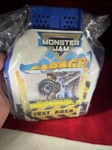 Parte di Monster Jam Garage Playset con Area Test e Pneumatico Spinning CE67 - Foto 1 di 2