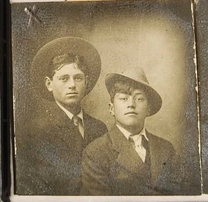 1920s 30s Photo Booth Lot Brothers Hat Children Child Kids Dapper Dan - Afbeelding 1 van 4