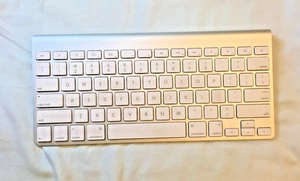 Apple A1314 Wireless Keyboard MC184LL/B White Keys Aluminum Base Excellent Cond - Picture 1 of 5