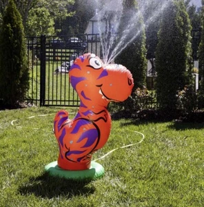 Rociador Dino Inflable Flexifloaties Rojo Verde Dinosaurio Agua Juego Juguete Verano - Imagen 1 de 8