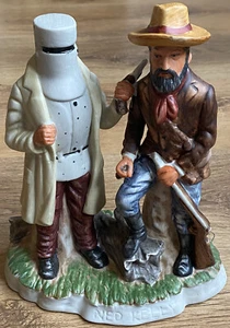 Vintage Statue Ned Kelly steht neben Fitzpatrick sitzt auf einem Baumstumpf - Bild 1 von 10