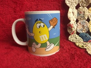 Taza de café M&M personajes jugando béisbol y golf colores brillantes Mars Galerie - Imagen 1 de 6