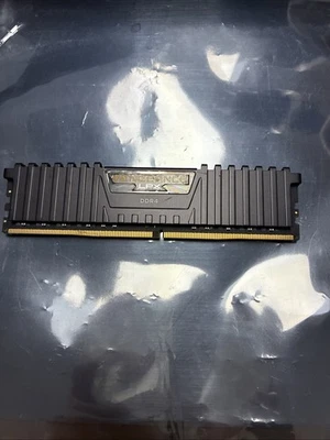 Corsair VENGEANCE 32GB kit 1x32GB DDR4 3200MHZ CMK64GX4M2E3200C16 - Image 1 of 3