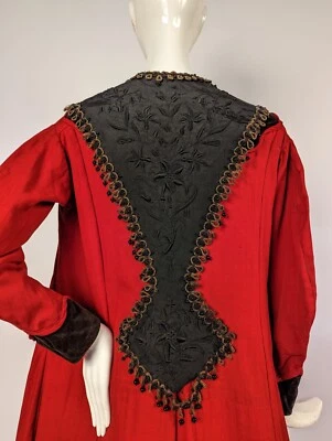 CAPA TRASERA VICTORIANA SIGLO XIX BORDADA A MANO FLORAL BULLICIO CON JET Foto 1 de 4