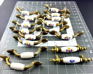 LOTE de 17 tiradores de cajón de cerámica floral manijas de puerta de gabinete vintage detalles de latón KK - Imagen 1 de 8