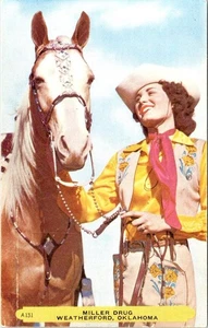 Postal cromada de vaquera y caballo de Weatherford, OK Oklahoma MILLER DROG ca1950 - Imagen 1 de 2